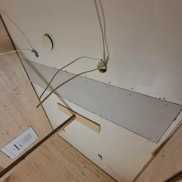 Elektriske ledninger og takmonterte lys under installasjon